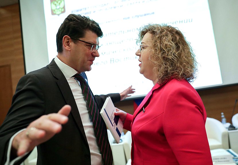 Заместитель Председателя Комитета по экономической политике, промышленности, инновационному развитию и предпринимательству Денис Кравченко и заместитель Председателя Государственной Думы Ольга Епифанова