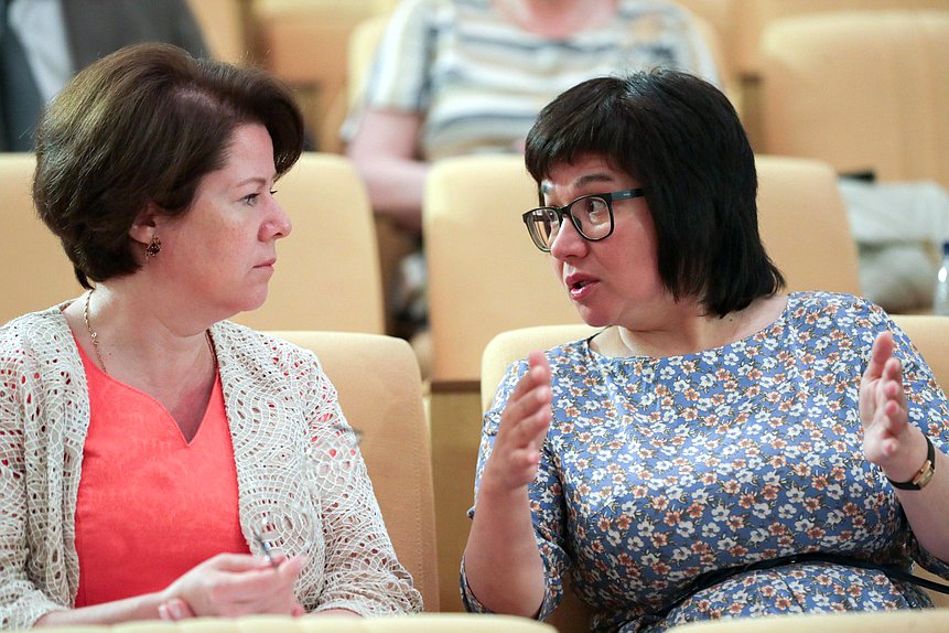 Член Комитета по делам национальностей Елена Евтюхова (справа)