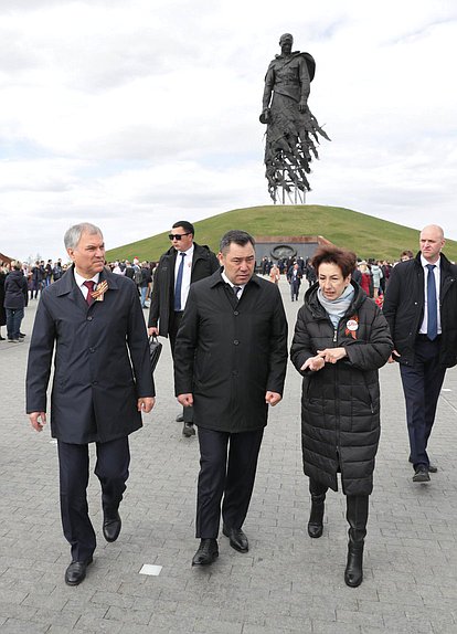 Председатель Государственной Думы Вячеслав Володин и Президент Киргизской Республики Садыр Жапаров посетили Ржевский мемориал Советскому солдату