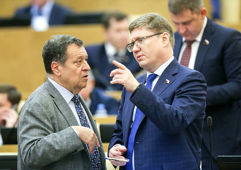 Председатель Комитета по бюджету и налогам Андрей Макаров и член Комитета по труду, социальной политике и делам ветеранов Андрей Исаев