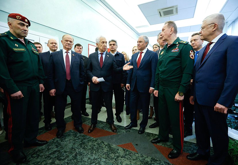 Руководитель фракции КПРФ Геннадий Зюганов, руководитель фракции «Единая Россия» Владимир Васильев, Председатель Государственной Думы Вячеслав Володин, Директор Росгвардии Виктор Золотов и Председатель Комитета по безопасности и противодействию коррупции Василий Пискарев