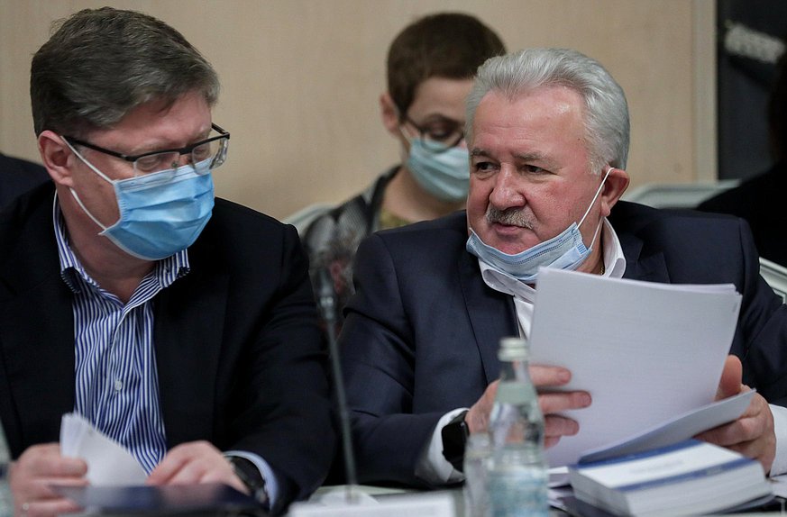Член Комитета по труду, социальной политике и делам ветеранов Государственной Думы VII созыва Андрей Исаев и Председатель Комитета по транспорту и строительству Государственной Думы VII созыва Евгений Москвичев