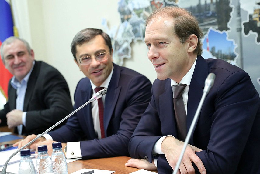 Председатель Комитета по промышленности и торговле Владимир Гутенев и Министр по промышленности и торговли РФ Денис Мантуров