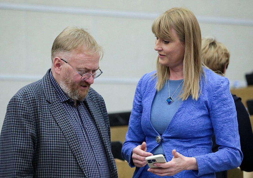 Заместитель Председателя Комитета по вопросам семьи, женщин и детей Виталий Милонов и Первый заместитель Председателя Комитета по международным делам Светлана Журова