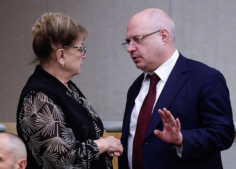 Член Комиссии по Регламенту и обеспечению деятельности Государственной Думы Ольга Алимова и Председатель Комитета по вопросам собственности, земельным и имущественным отношениям Сергей Гаврилов