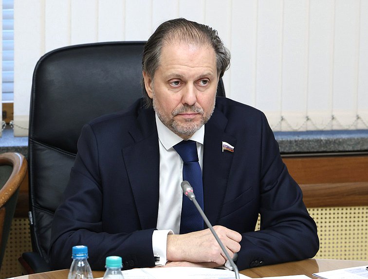 Председатель Комитета по охране здоровья Владимир Сысоев