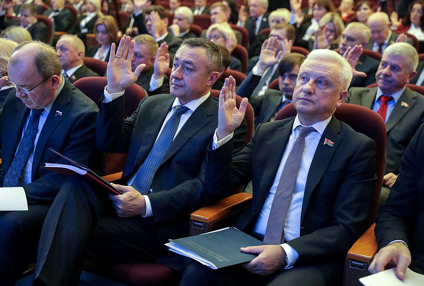 Chairman of the Commission on Rules and Maintenance of Activity of the State Duma Victor Pinsky (in the middle)