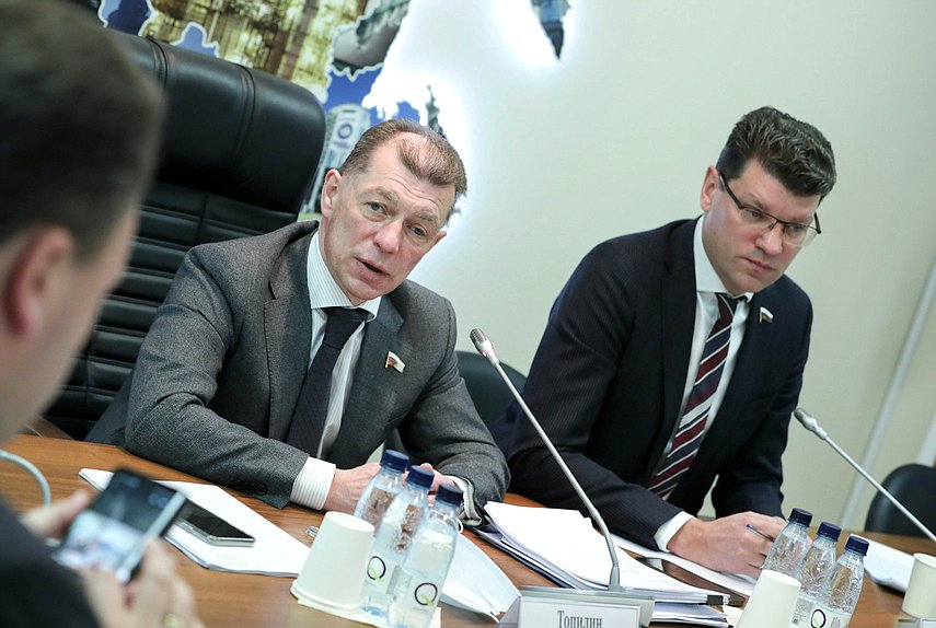 Председатель Комитета по экономической политике Максим Топилин и Первый заместитель Председателя Комитета Денис Кравченко