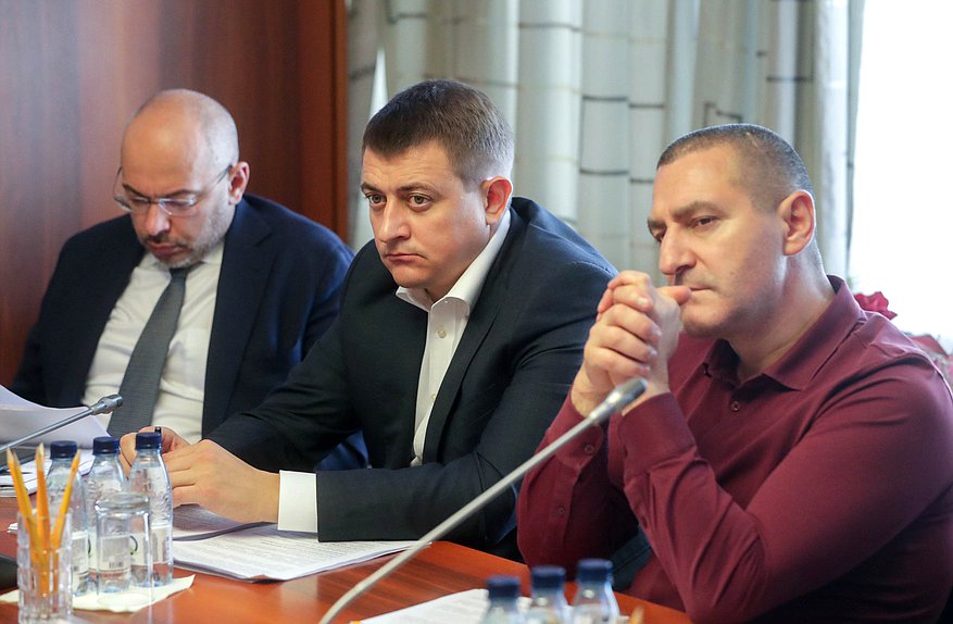 Члены Комитета по вопросам собственности, земельным и имущественным отношениям Андрей Гимбатов и Александр Ильтяков