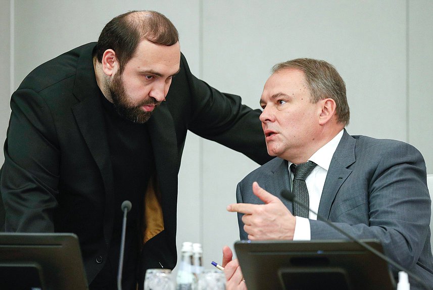 Заместитель Председателя Государственной Думы Петр Толстой и член Комитета по безопасности и противодействию коррупции Бийсултан Хамзаев