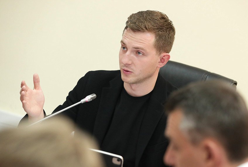 Председатель Комитета по молодежной политике Артем Метелев