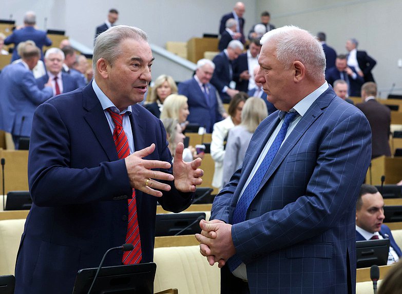 Член Комитета по физической культуре и спорту Владислав Третьяк и член Комитета по транспорту и развитию транспортной инфраструктуры Анатолий Вороновский