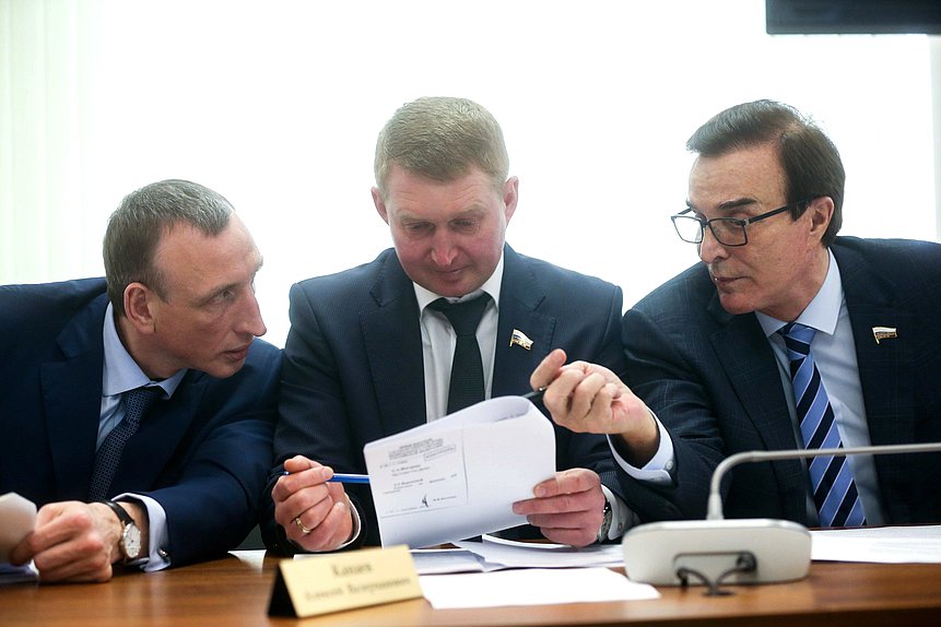Члены Комитета по экономической политике, промышленности, инновационному развитию и предпринимательству Александр Козловский, Алексей Канаев и Александр Максимов