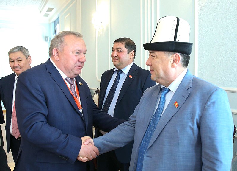 Chairman of the Committee on Defence Vladimir Shamanov (left)