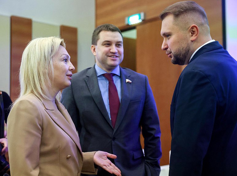 Член Комитета по развитию гражданского общества, вопросам общественных и религиозных объединений Ольга Тимофеева, Первый заместитель Председателя Комитета Артем Бичаев и заместитель Председателя Государственной Думы Борис Чернышов