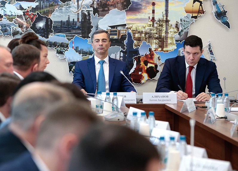 Председатель Комитета по промышленности и торговле Владимир Гутенев и Министр промышленности и торговли РФ Антон Алиханов