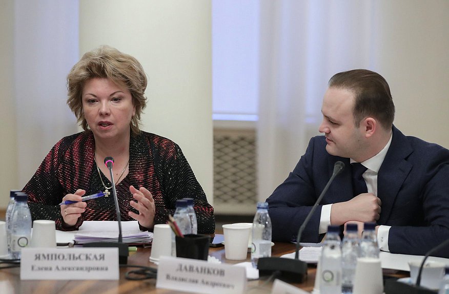 Председатель Комитета по культуре Елена Ямпольская и заместитель Председателя Государственной Думы Владислав Даванков