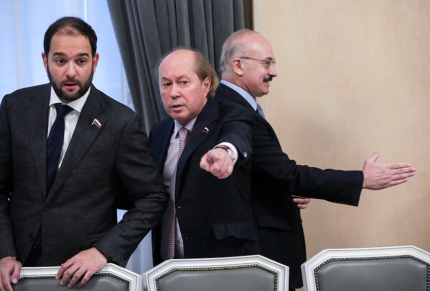 Первый заместитель Председателя Комитета по науке и высшему образованию Александр Мажуга, член Комитета Владимир Кононов и Председатель Комитета Сергей Кабышев