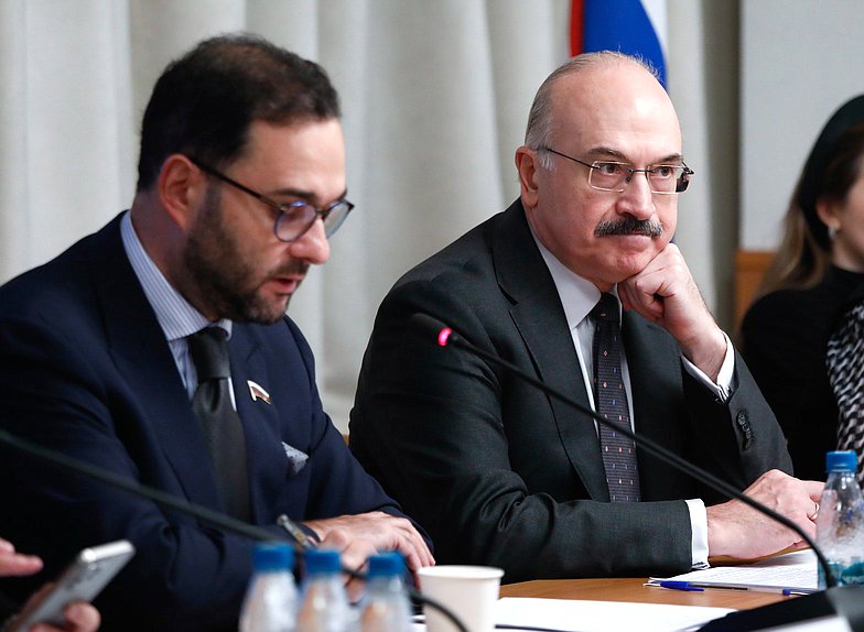 Первый заместитель Председателя Комитета по науке и высшему образованию Александр Мажуга и Председатель Комитета Сергей Кабышев