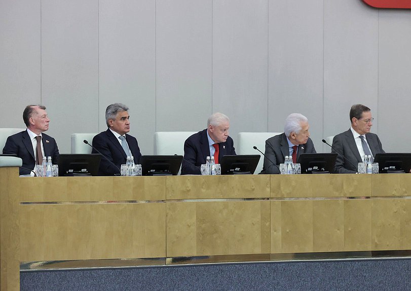 Председатель Комитета по экономической политике Максим Топилин, руководитель фракции "Новые люди" Алексей Нечаев, руководитель фракции "Справедливая Россия" Сергей Миронов, руководитель фракции "Единая Россия" Владимир Васильев и Первый заместитель Председателя Государственной Думы Александр Жуков