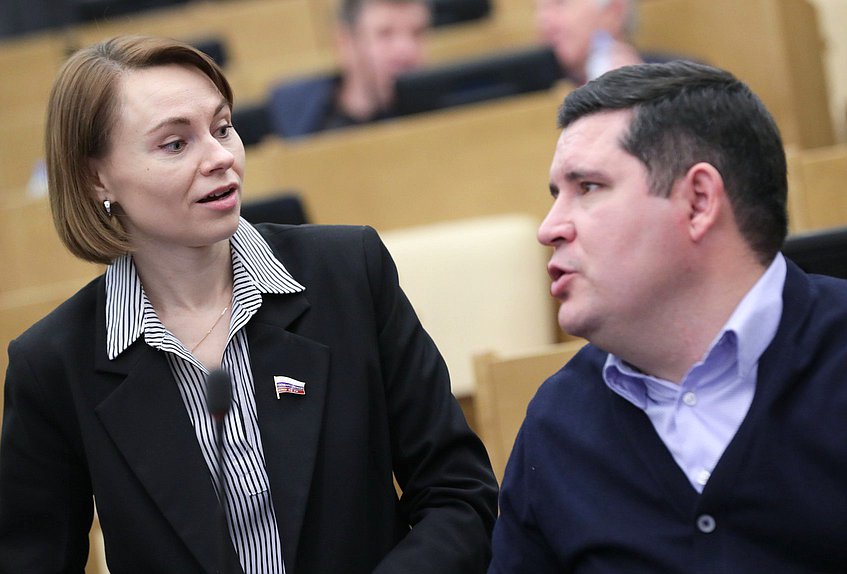 Заместитель Председателя Комитета по аграрным вопросам Юлия Оглоблина и заместитель Председателя Комитета по молодежной политике Михаил Киселев