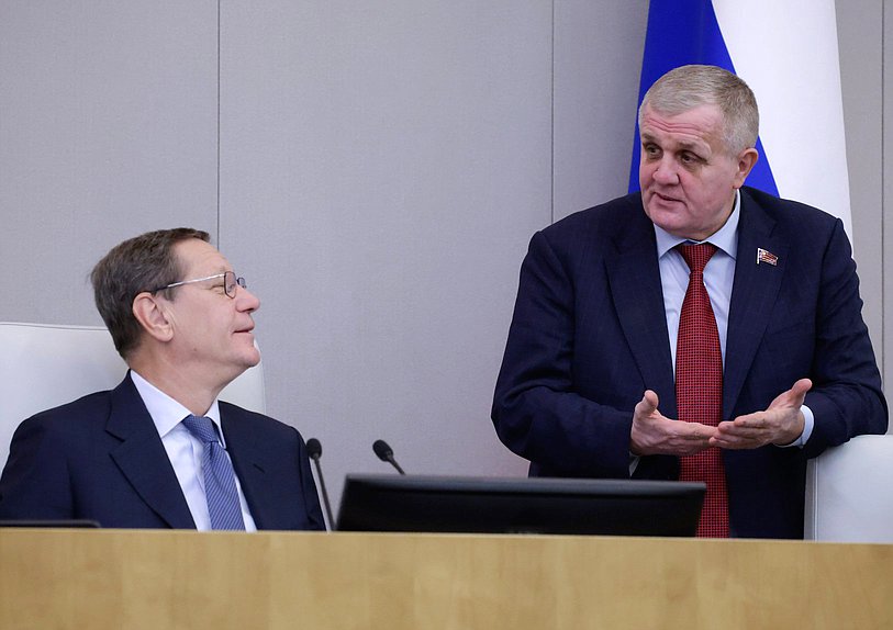 Первый заместитель Председателя Государственной Думы Александр Жуков и Первый заместитель Председателя Комитета по труду, социальной политике и делам ветеранов Николай Коломейцев