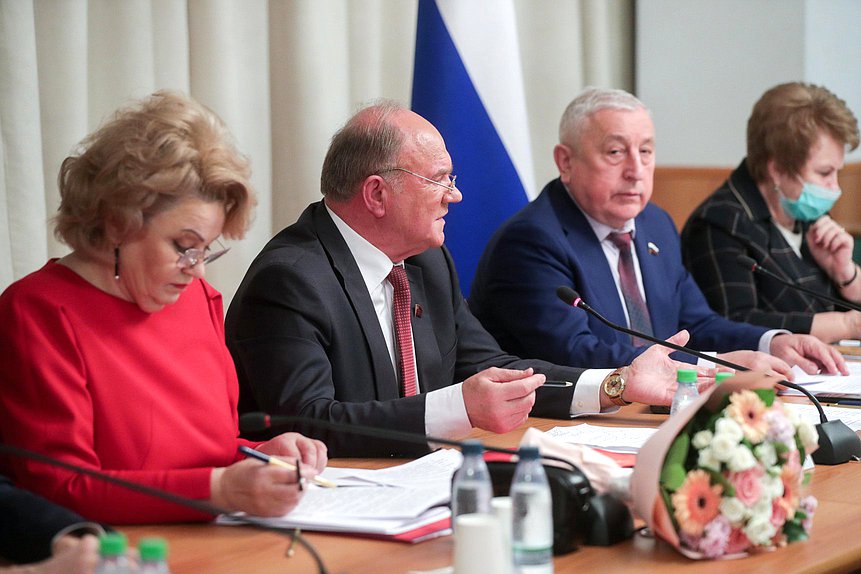 Руководитель фракции КПРФ Геннадий Зюганов и Председатель Комитета по региональной политике и проблемам Севера и Дальнего Востока Николай Харитонов