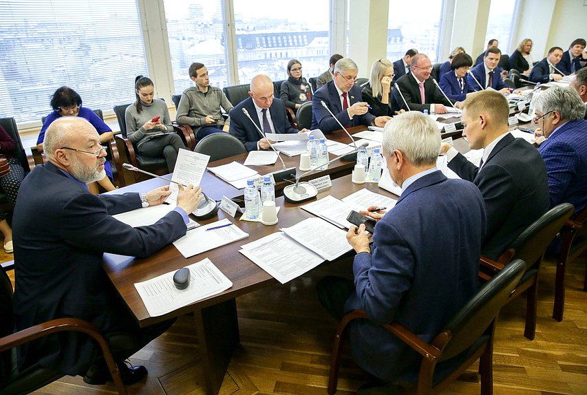 Заседание Комитета по государственному строительству и законодательству