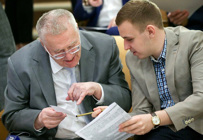 Руководитель фракции ЛДПР Владимир Жириновский и член Комитета по физической культуре, спорту, туризму и делам молодежи Василий Власов