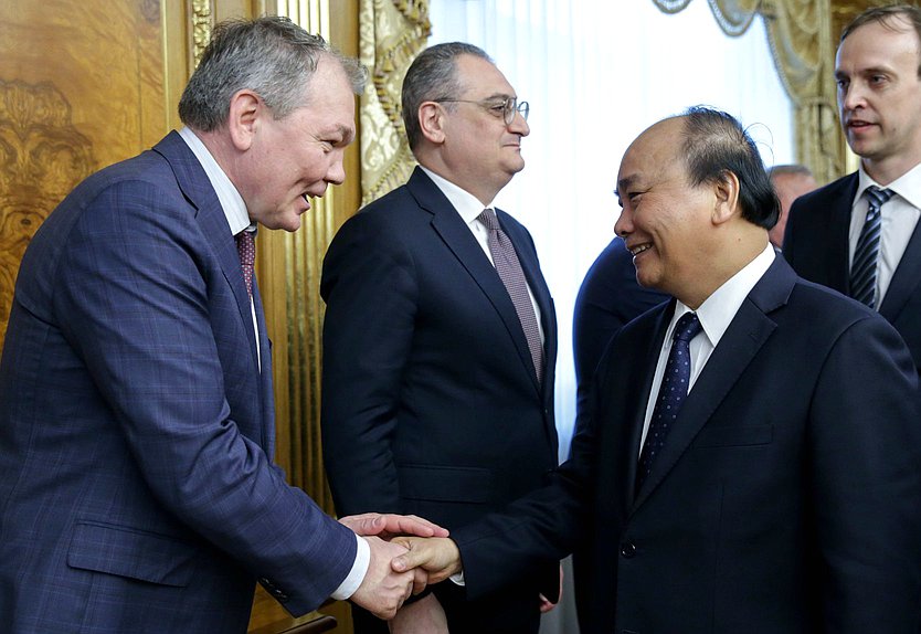 Chairman of the Committee on Issues of the CIS and Contacts with Fellow Countrymen Leonid Kalashnikov and Prime Minister of the Socialist Republic of Vietnam Nguyễn Xuân Phúc