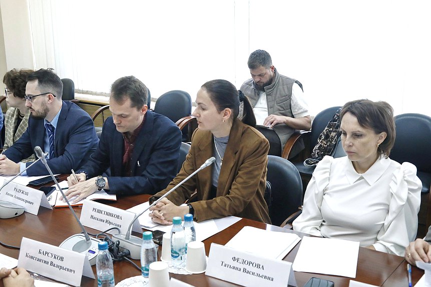 Совещание Комитета по строительству и ЖКХ с представителями министерств и ведомств о проекте федерального закона «О деятельности в сфере оказания услуг по операциям с недвижимостью»