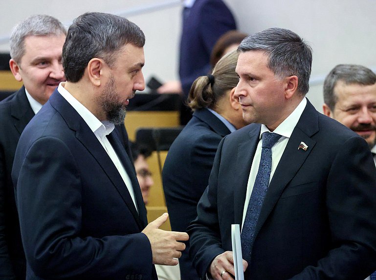 Первый заместитель Председателя Комитета по международным делам Шамсаил Саралиев и Председатель Комитета по экологии, природным ресурсам и охране окружающей среды Дмитрий Кобылкин