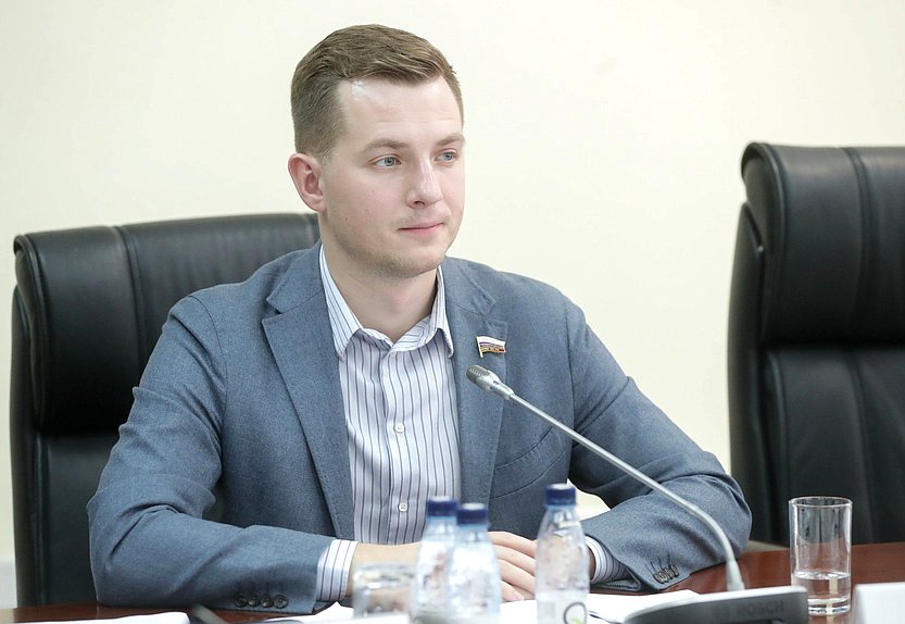 Председатель Комитета по молодежной политике Артем Метелев