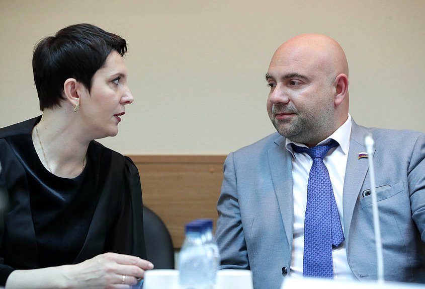 Заместитель Председателя Комитета по экологии, природным ресурсам и охране окружающей среды Жанна Рябцева и член Комитета Тимофей Баженов