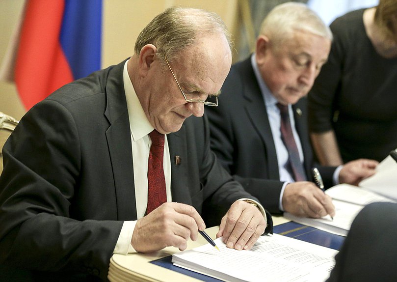 Руководитель фракции КПРФ Геннадий Зюганов и Председатель Комитета по региональной политике и проблемам Севера и Дальнего Востока Николай Харитонов
