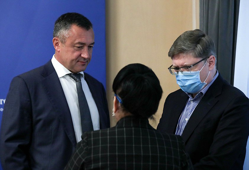 Член Комитета по государственному строительству и законодательству Государственной Думы VII созыва Виктор Пинский и член Комитета по труду, социальной политике и делам ветеранов Государственной Думы VII созыва Андрей Исаев