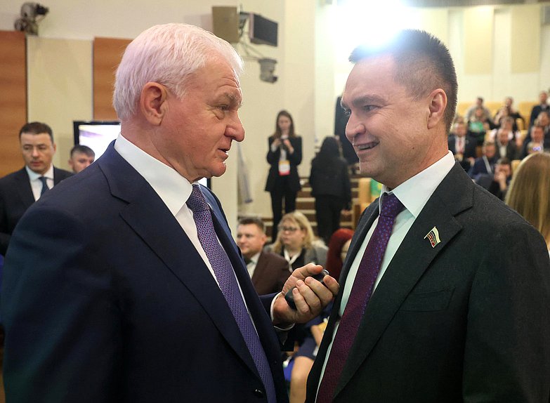 Первый заместитель Председателя Комитета по аграрным вопросам Владимир Плотников и Первый заместитель Председателя Комитета по малому и среднему предпринимательству Сергей Казанков