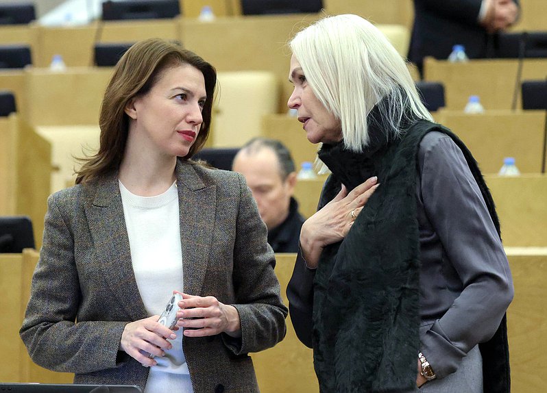 Первый заместитель Председателя Комитета по государственному строительству и законодательству Ирина Панькина и Председатель Комитета по просвещению Ирина Белых