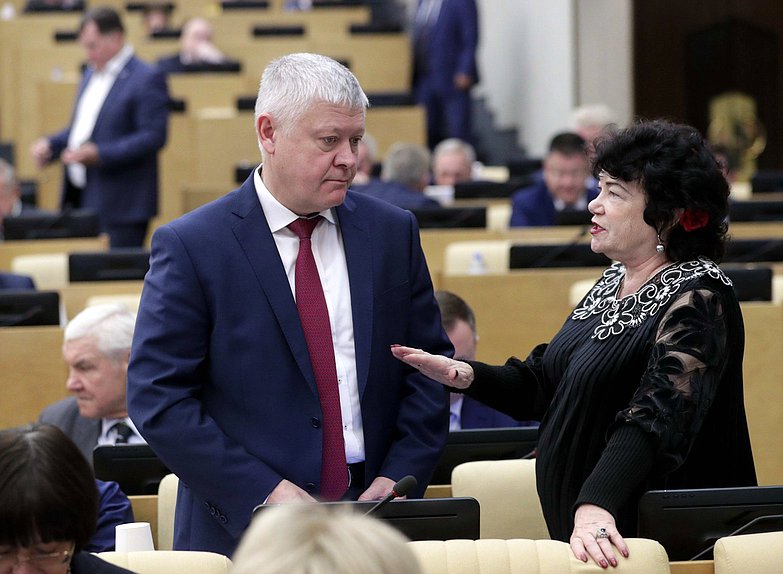 Председатель Комитета по безопасности и противодействию коррупции Василий Пискарев и Председатель Комитета по вопросам семьи, женщин и детей Тамара Плетнева
