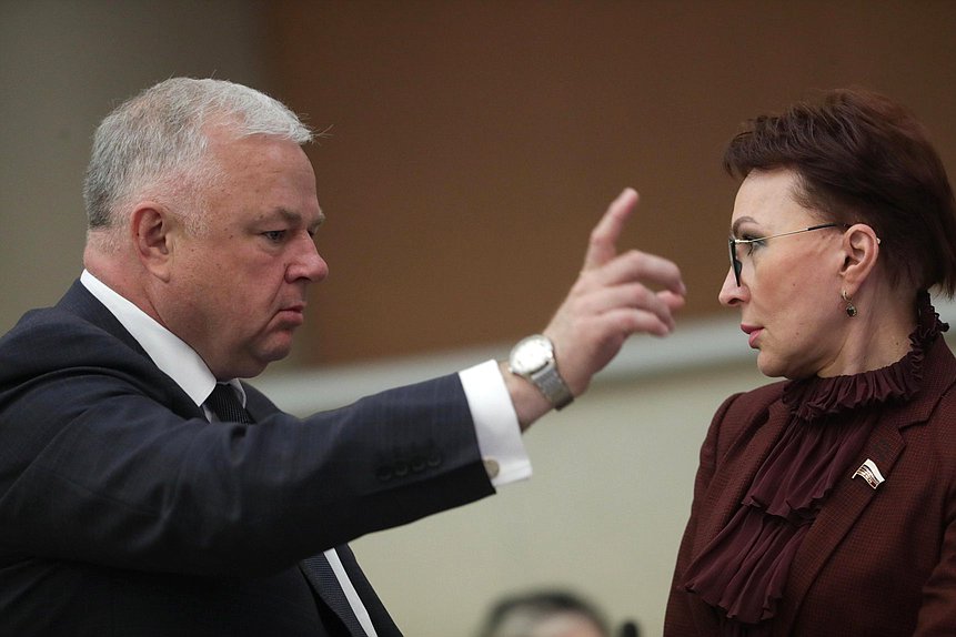 Член Комитета по охране здоровья Олег Иванинский и член Комитета по обороне Татьяна Кусайко