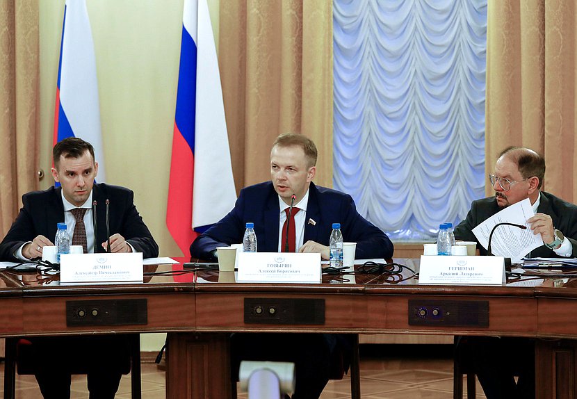 Председатель Комитета по малому и среднему предпринимательству Александр Демин и член Комитета Алексей Говырин