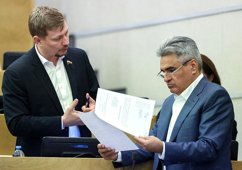 Заместитель Председателя Комитета по энергетике Владимир Плякин и руководитель фракции "Новые люди" Алексей Нечаев