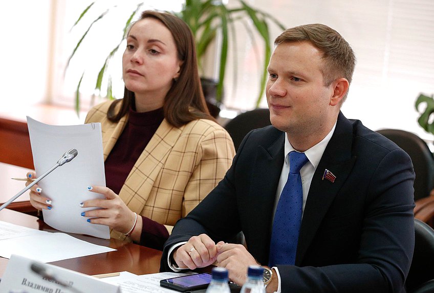 Заместители Председателя Комитета по молодежной политике Юлия Саранова и Владимир Исаков