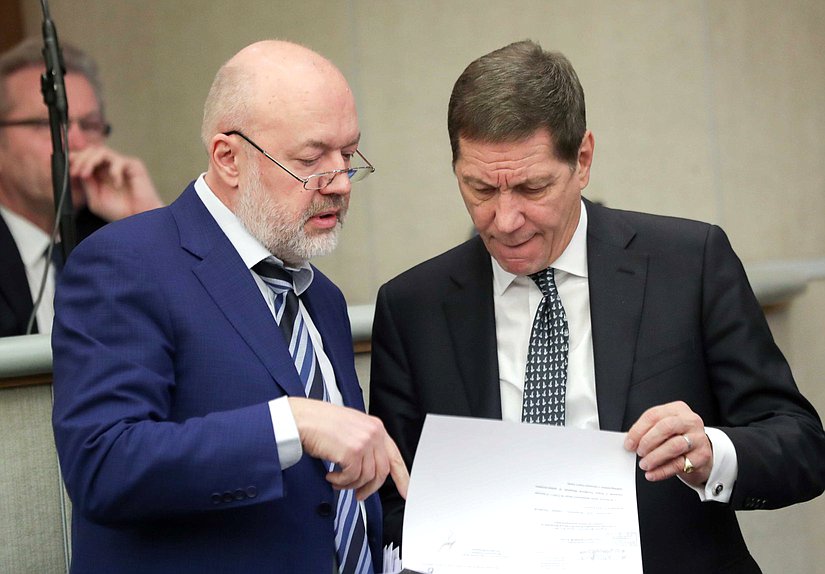 Председатель Комитета по государственному строительству и законодательству Павел Крашенинников и Первый заместитель Председателя Государственной Думы Александр Жуков