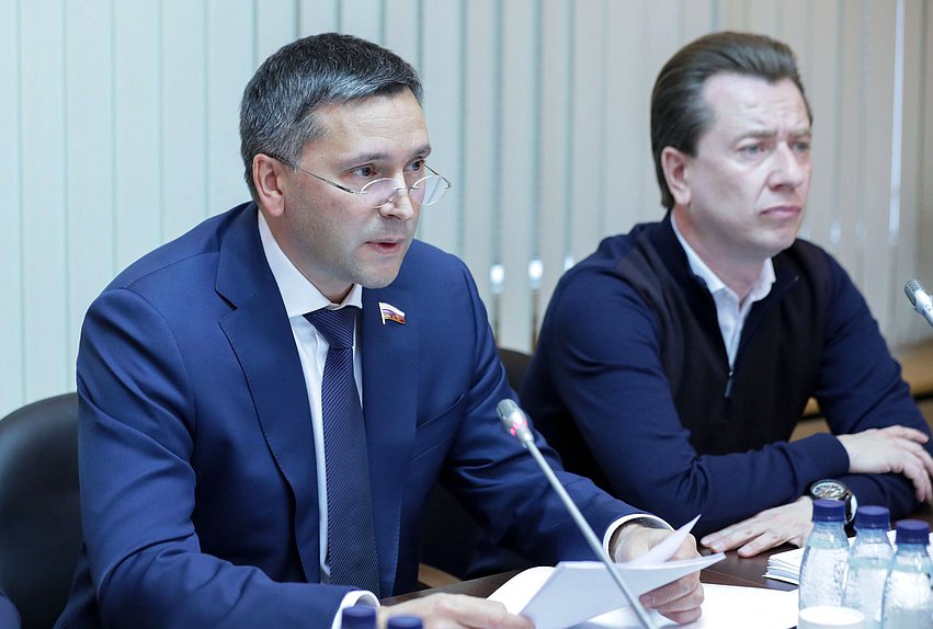 Председатель Комитета по экологии, природным ресурсам и охране окружающей среды Дмитрий Кобылкин и Первый заместитель Председателя Комитета Владимир Бурматов