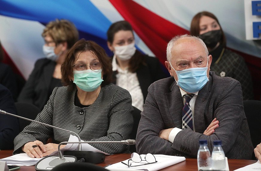 Члены Комитета по охране здоровья Римма Утяшева и Александр Румянцев