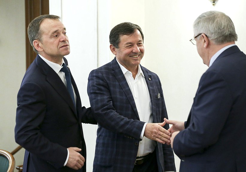 Члены Комитета по безопасности и противодействию коррупции Фарит Ганиев и Гаджимурад Омаров