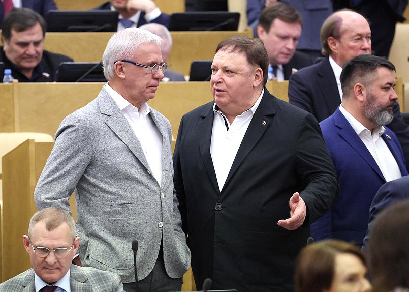 Первый заместитель Председателя Комитета по экологии, природным ресурсам и охране окружающей среды Вячеслав Фетисов и член Комитета по экологии, природным ресурсам и охране окружающей среды Олег Валенчук