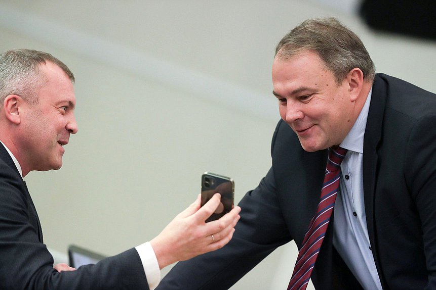 Заместитель Председателя Комитета по информационной политике, информационным технологиям и связи Евгений Попов и заместитель Председателя Государственной Думы Петр Толстой