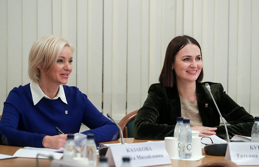 Председатель Комитета по просвещению Ольга Казакова и Первый заместитель Председателя Комитета по вопросам семьи, женщин и детей Татьяна Буцкая